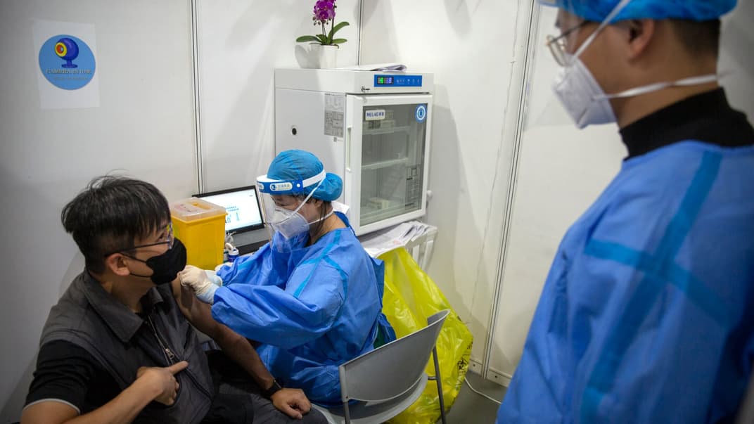 Працівник вводить іноземному журналісту дозу вакцини Sinopharm під час сеансу вакцинації проти COVID-19 для іноземних журналістів-резидентів у центрі вакцинації в Пекіні, 23 березня 2021 року