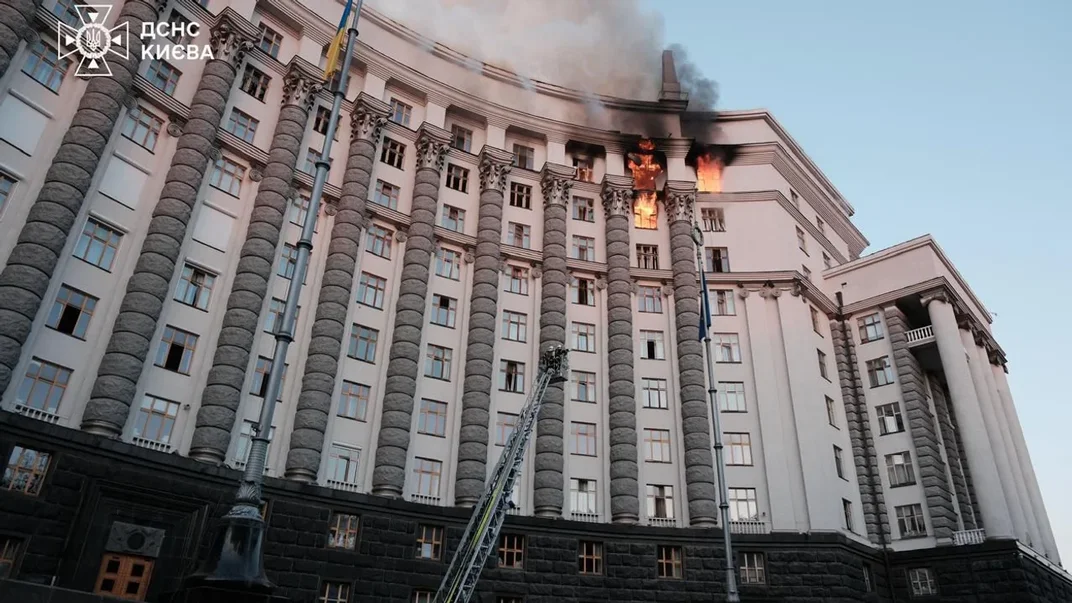 Рятувальники гасять будівлю Кабміну після російської атаки, Київ, 7 вересня 2025 року