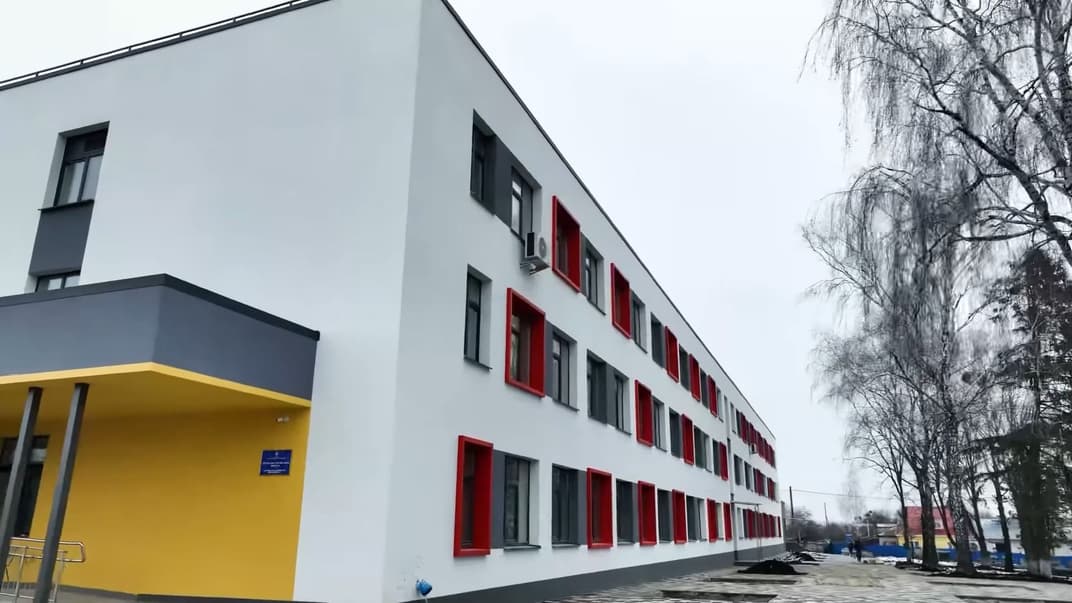 Отстроенный Литвой лицей №1 в Бородянке Киевской области