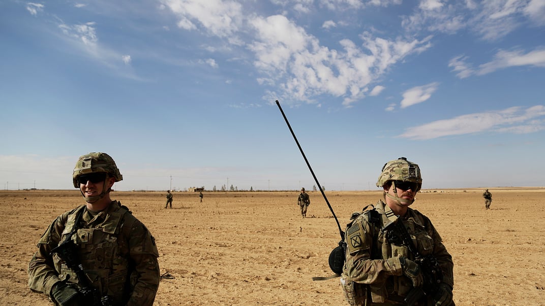 Иллюстративная фотография. Американские военные патрулируют деревню вблизи коалиционного аванпоста на западе Ирака после того, как отсюда вытеснили боевиков ИГИЛ, январь 2018 года