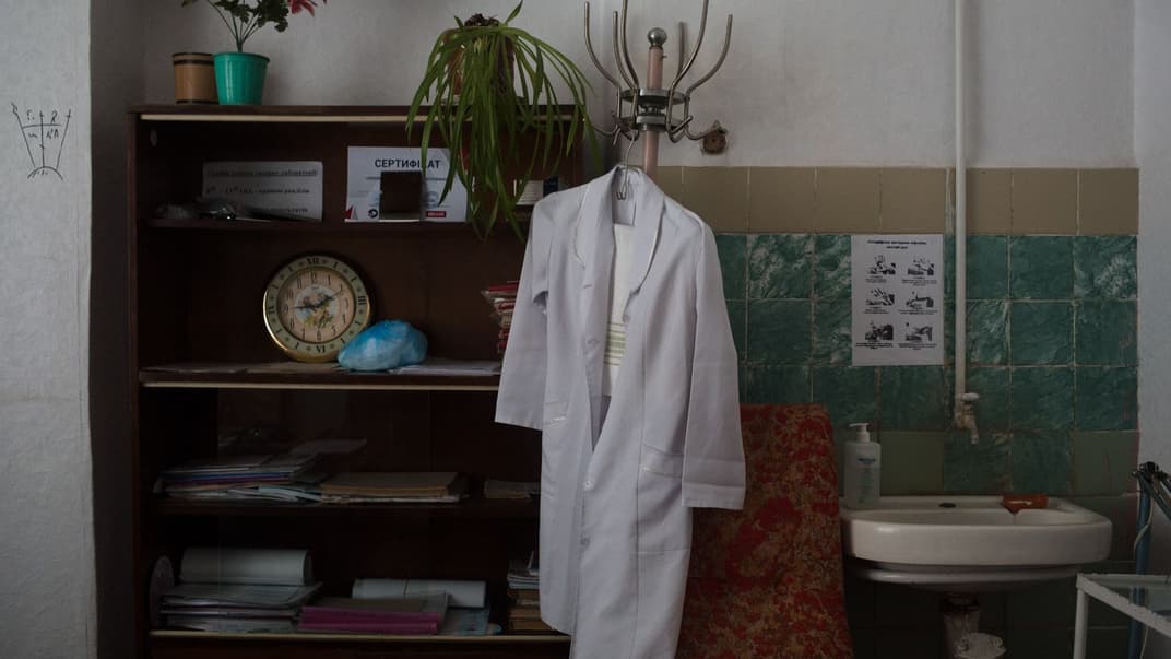 Халат семейного врача Виктора Толочко, который умер от коронавируса, до сих пор висит в его кабинете