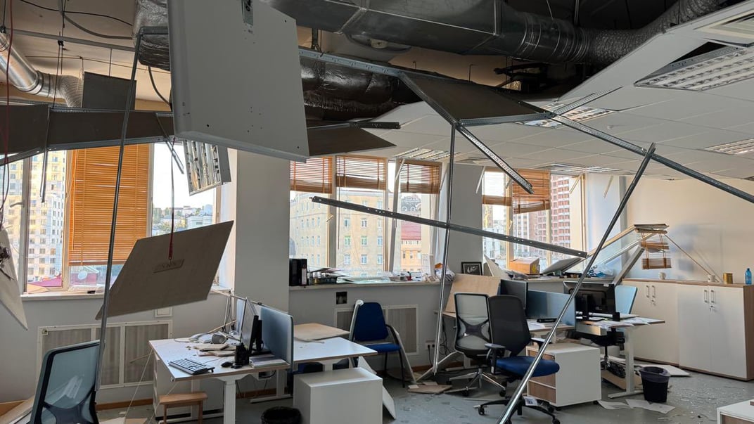 Пошкоджена будівля представництва Європейського Союзу в Україні