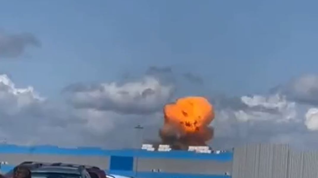 Пожежа внаслідок удару дрона по місцю зберігання «шахедів» Пожежа внаслідок удару дрона по місцю зберігання «шахедів»