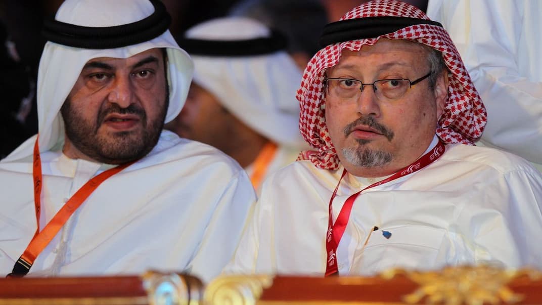 Саудівський журналіст і колишній головний редактор газети «Аль-Ватан» Джамаль Хашогджі (праворуч) під час медіа-форуму Arab Media Forum в Дубаї, ОАЕ, 8 травня 2012 року