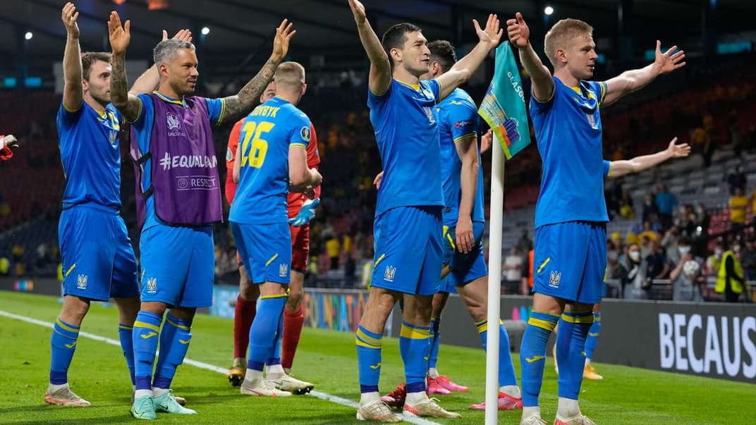 Игроки сброной Украины празднуют победу в матче 1/8 финала чемпионата Европы по футболу со Швецией на стадионе «Хэмпден Парк» в Глазго, 29 июня 2021 года