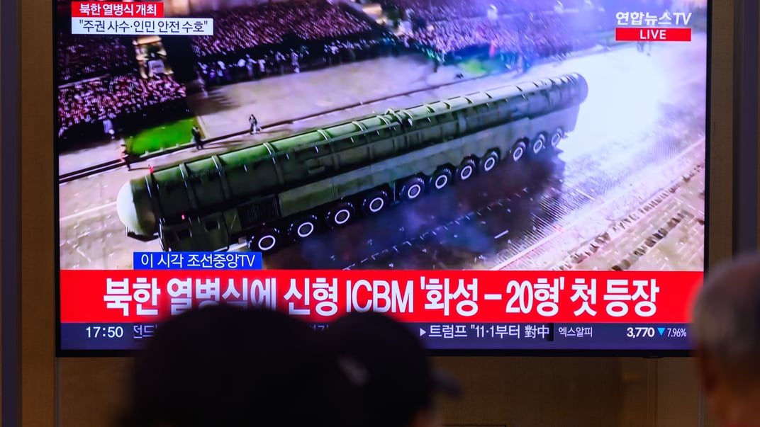 Трансляція військового параду з нагоди 80-ї річниці заснування керівної Робітничої партії Кореї, де демонструють міжконтинентальну балістичну ракету Hwasong-20