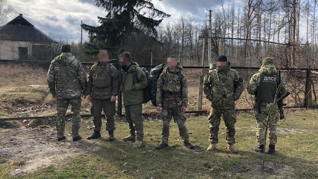 Пограничники и задержанные сталкеры в зоне отчуждения ЧАЭС, 23 февраля 2020