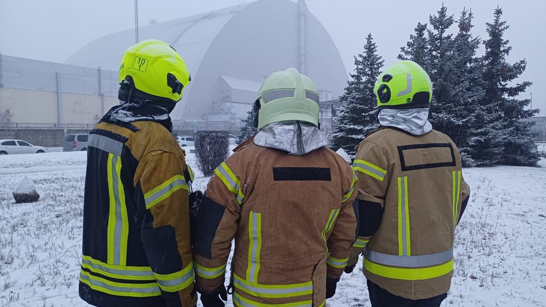 Спасатели дежурят возле ЧАЭС