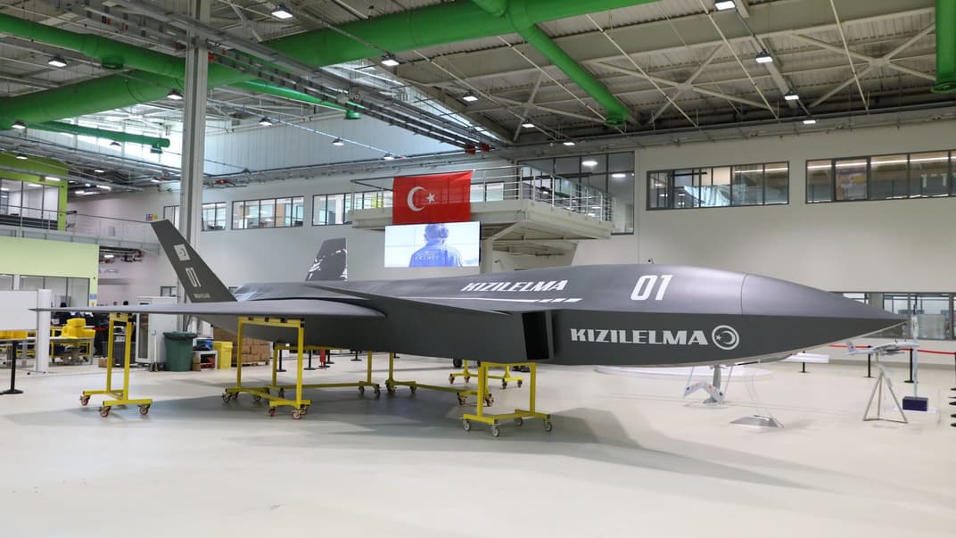 Перша фотографія пофарбованого безпілотника Bayraktar Kizilelma
