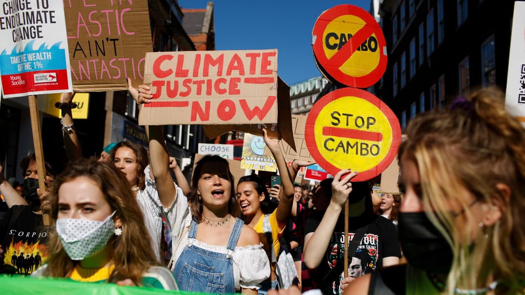 Активісти йдуть маршем через Вестмінстер під час демонстрації 24 вересня 2021 року