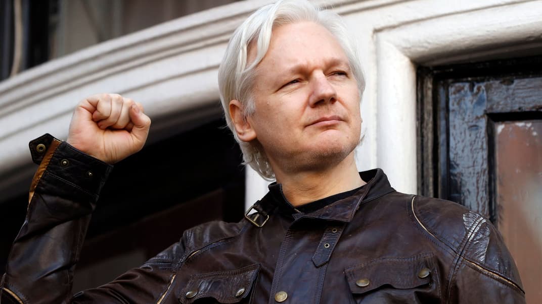 Основатель WikiLeaks Джулиан Ассанж приветствует своих сторонников возле посольства Эквадора в Лондоне, 19 мая 2017 года