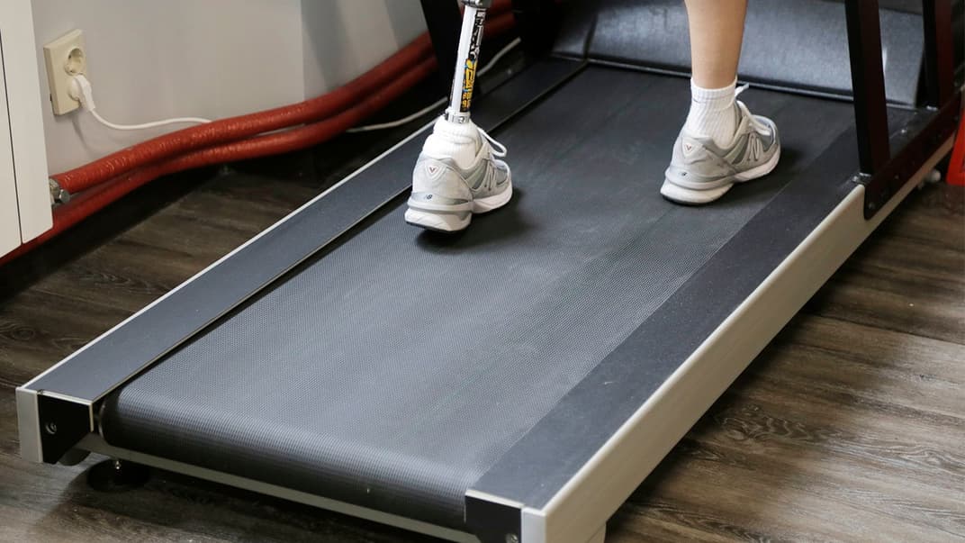 Боєць з «Азовсталі» з позивним «Буйвол» на тренажері