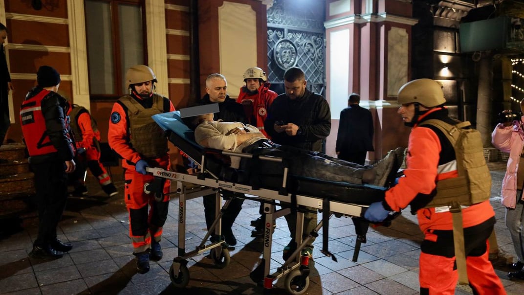 Раненый человек в Одессе в результате обстрела россиян