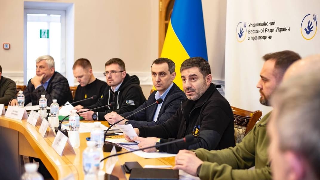 Дмитро Лубінець та інші посадовці на зустрічі з родинами загиблих військових