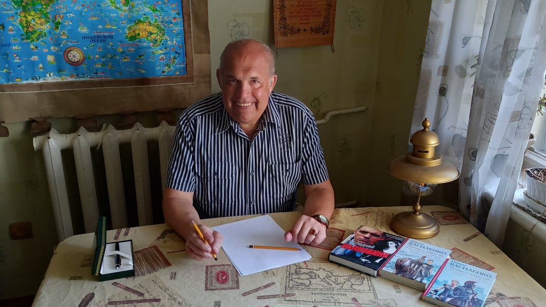 Никита Василенко дома за рабочим столом