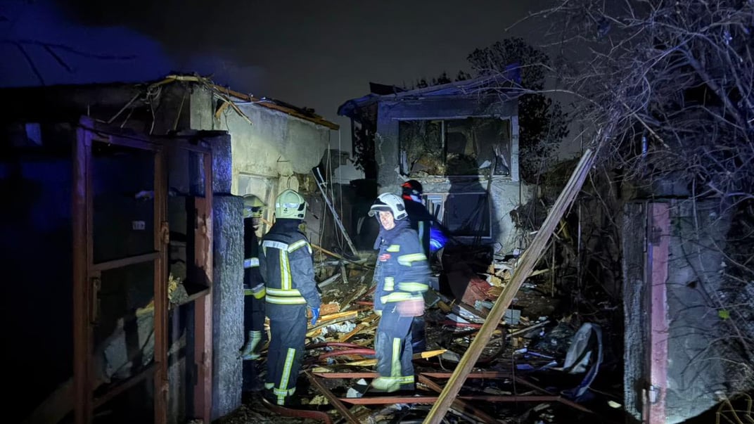 Спасатели ликвидируют последствия российской атаки на Одессу в ночь на 21 ноября