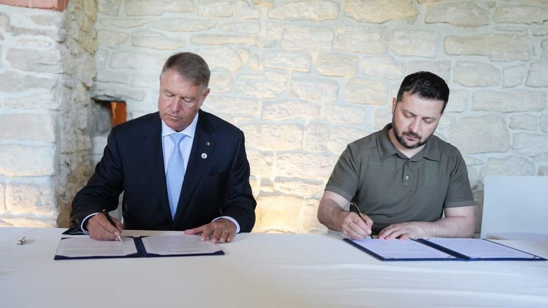 Президент Румунії Клаус Йоханніс та президент України Володимир Зеленський підписують декларацію, Кишинів, 1 червня 2023 року