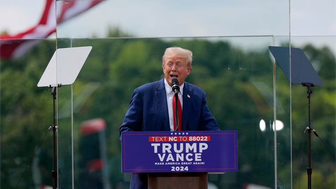 Кандидат в президенты США Дональд Трамп выступает в рамках своей предвыборной кампании в музее авиации в Северной Каролине, 22 августа 2024 года