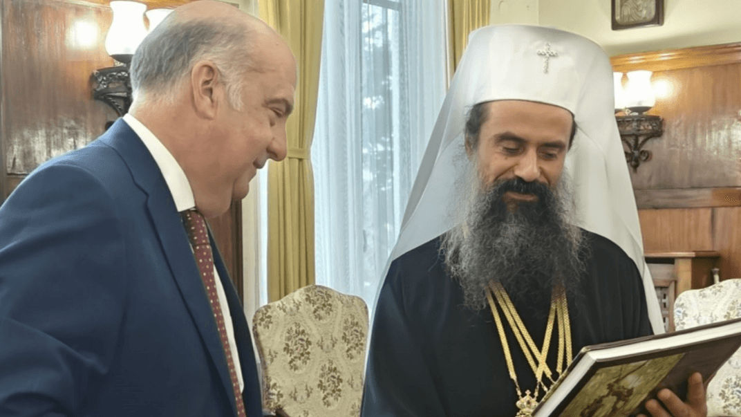 Голова Болгарської православної церкви Даниїл з послом США в Болгарії Кеннетом Мертеном