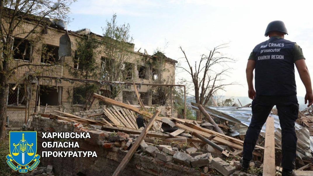 Сотрудник прокуратуры осматривает последствия российского авиаудара по Купянску 28 августа 2024 года