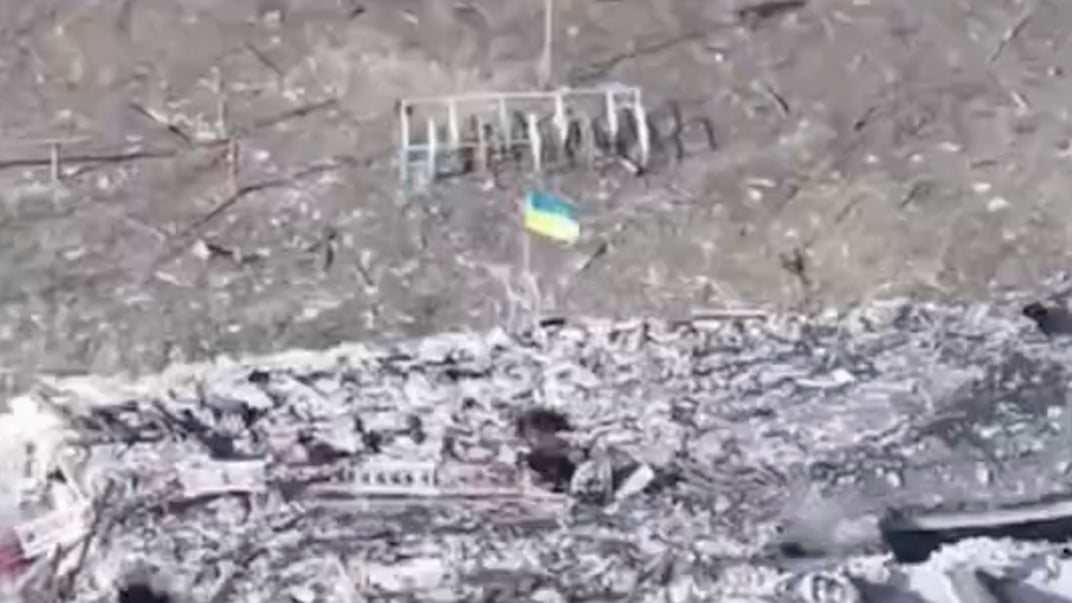 Украинский флаг, который Силы обороны установили в поселке Новоекономичное