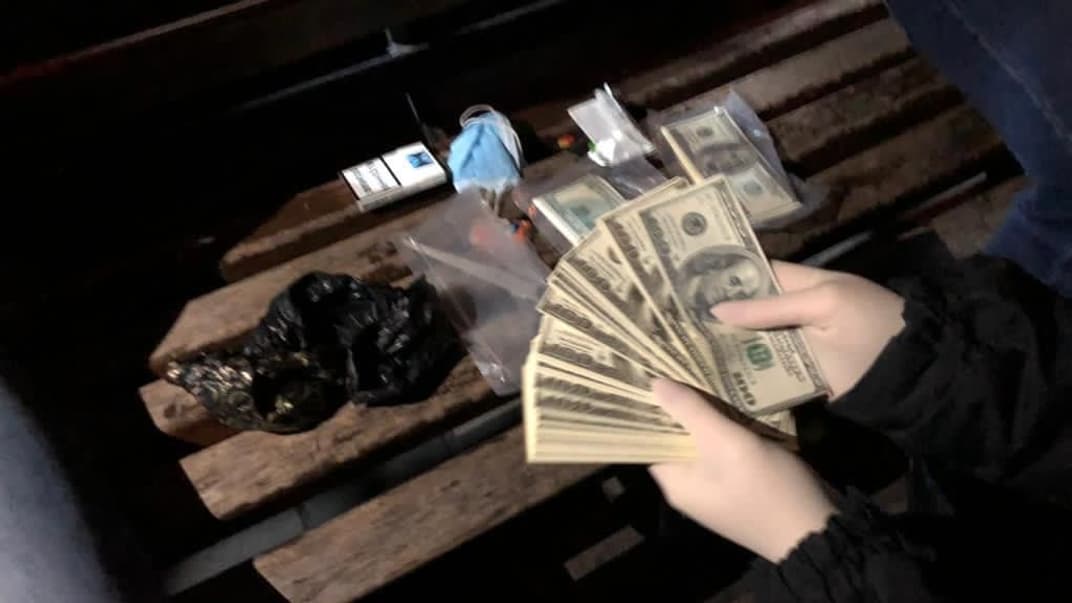 Поліцейський із Рівненщини хотів «продати» за 100 тисяч доларів керівні посади в обласній поліції. Але спалився