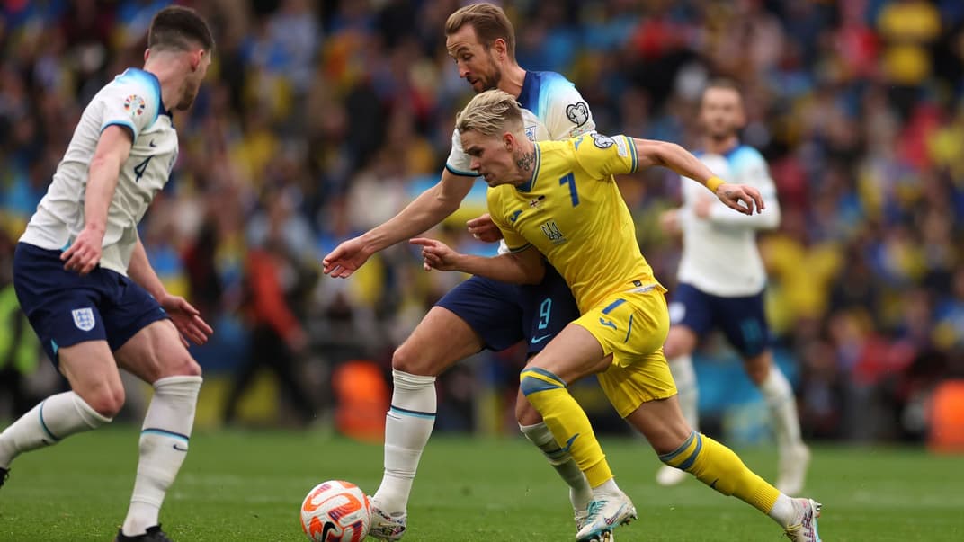 Украинец Михаил Мудрик борется за мяч с англичанином Гарри Кейном во время отборочного матча Евро-2024 между сборными Англии и Украины на стадионе «Уэмбли» в Лондоне, 26 марта 2023 года