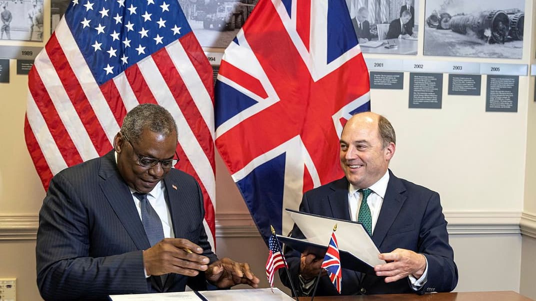 Міністри оборони США та Великої Британії Ллойд Остін та Бен Воллес (справа)