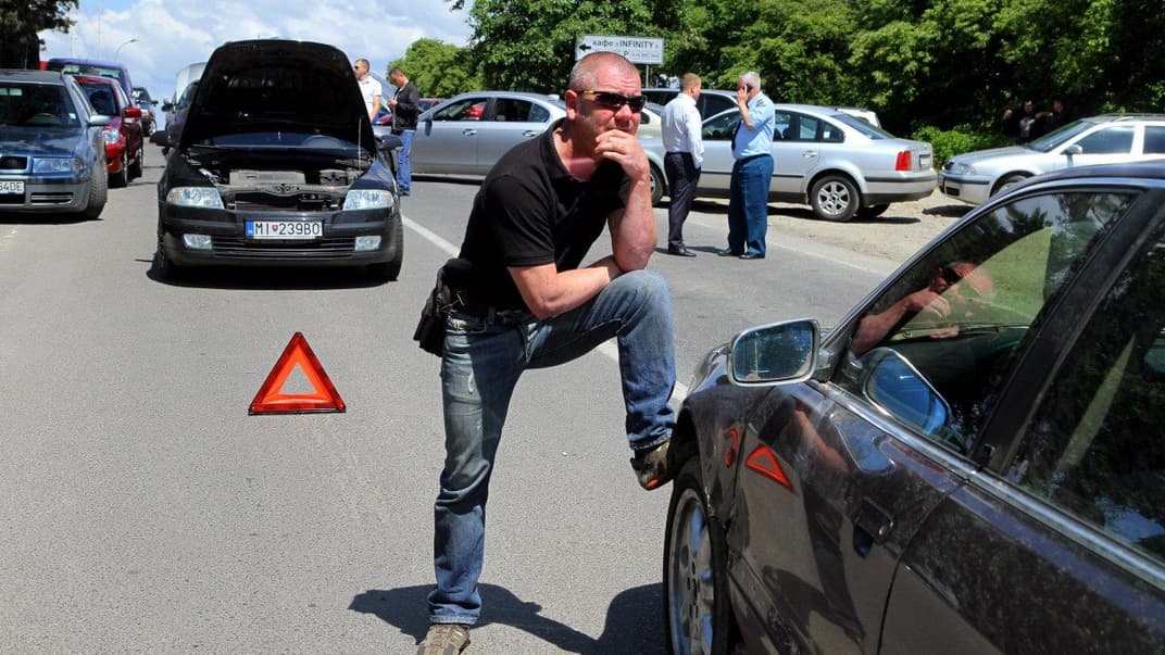 Власники автомобілів з іноземною реєстрацією блокують рух на українсько-словацькому кордоні, в Ужгороді, 10 травня 2016 року.