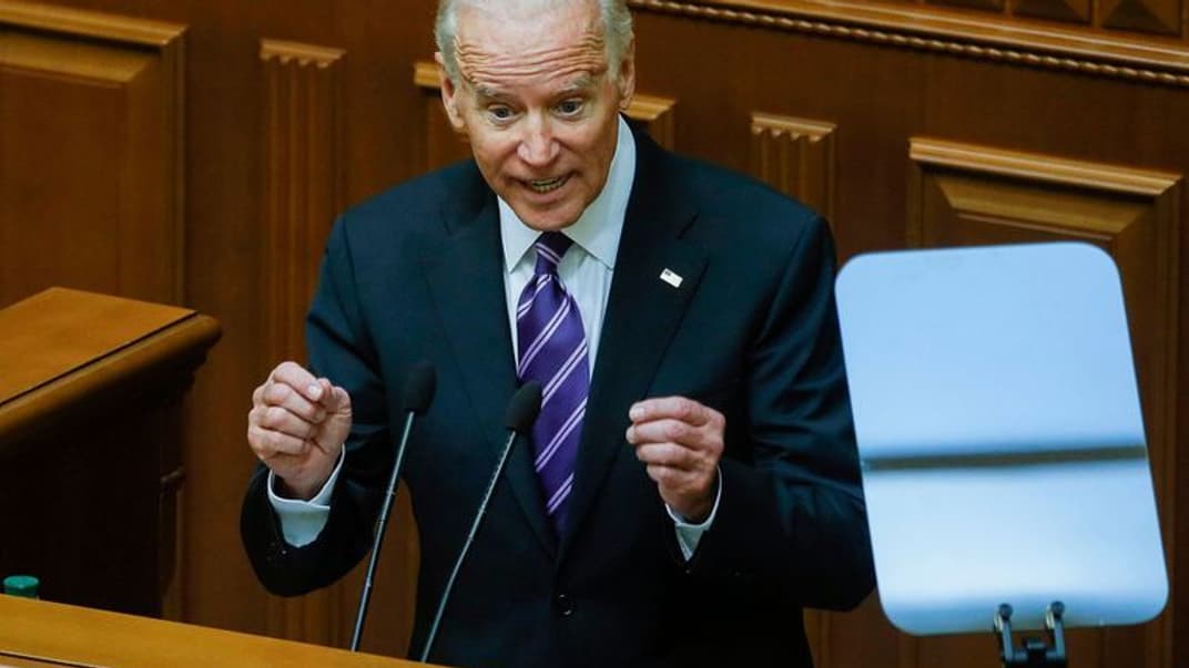 Колишній віцепрезидент США Джо Байден виступає із зверненням до парламенту України в Києві в межах його офіційного візиту, 8 грудня 2015 року