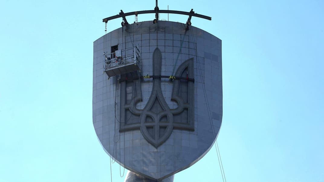 Український герб на монументі «Батьківщина-мати» в Києві