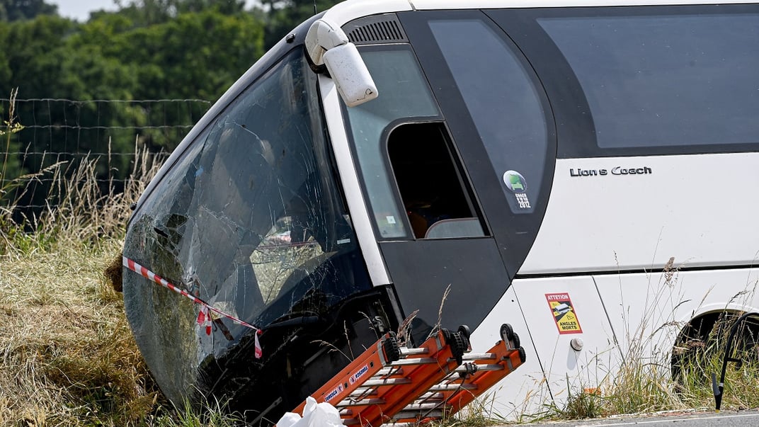 Пошкоджений автобус, який перевозив українців, на місці смертельної аварії в місті Дегре