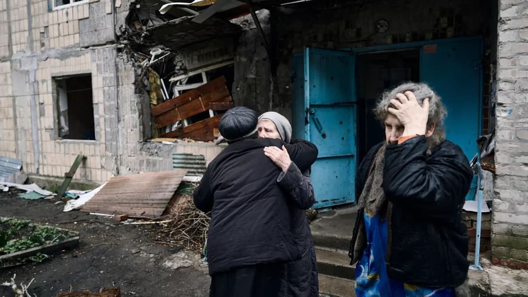 Місцеві жителі в охопленій війною Авдіївці, Донецька область, 12 квітня 2023 року 