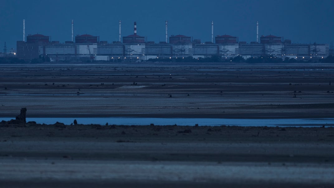 Запорожская АЭС на фоне обмелевшего Каховского водохранилища, июнь 2023 года