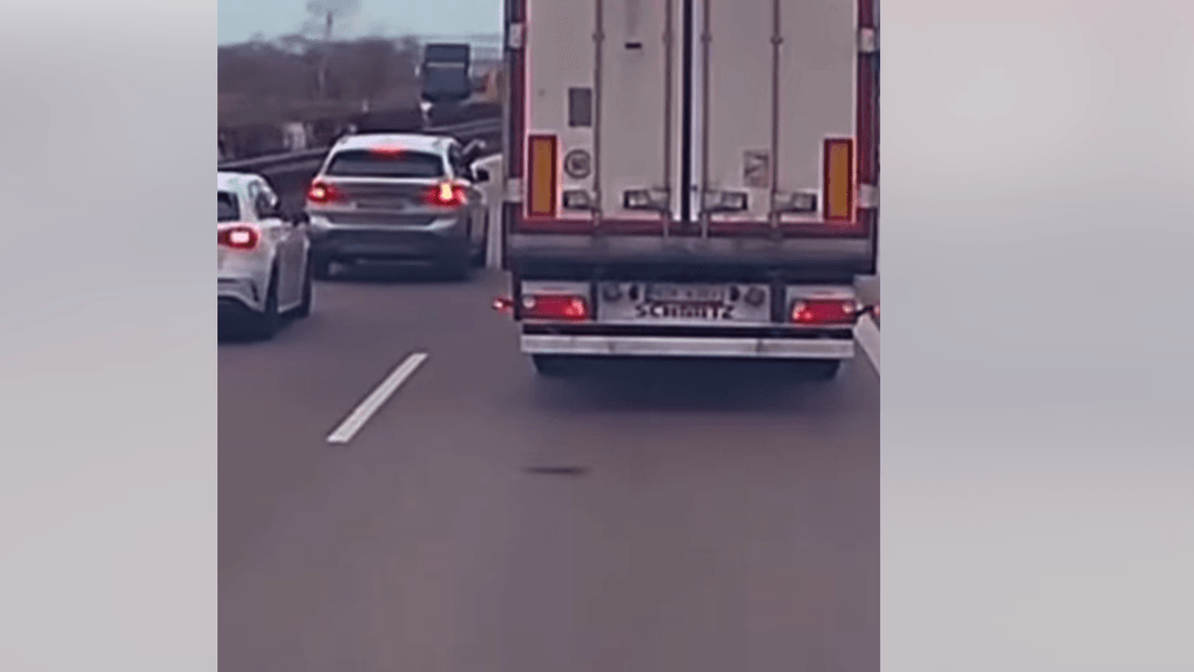 BMW, в якому їхали українці, поруч з вантажівкою