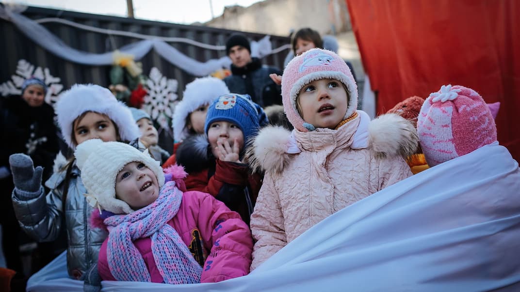 Дети участвуют в предновогоднем праздновании в Киеве, 29 декабря 2014 года
