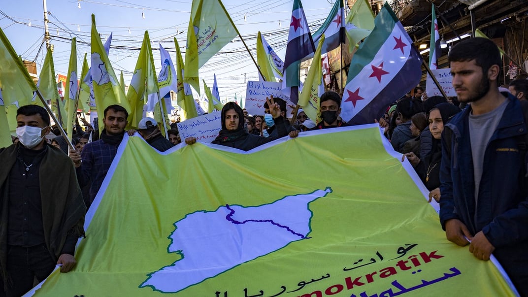Сирійські курди розмахують прапорами під час демонстрації на підтримку «Сирійських демократичних сил» у місті Камишли на північному сході Сирії, 19 грудня 2024 року
