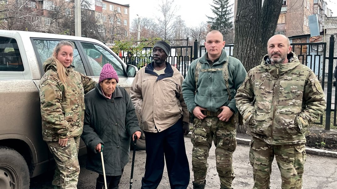 Полицейские эвакуировали ряд людей из Харьковской области