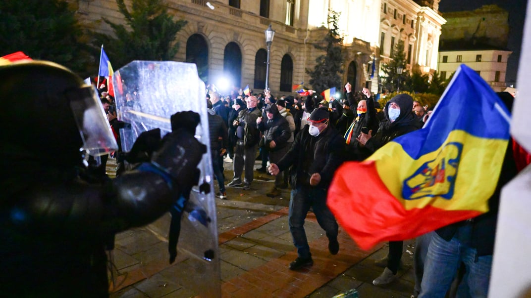 Прихильники кандидата в президенти Румунії Келіна Джорджеску зіткнулися з поліцією під час протесту біля ЦВК в Бухаресті, 9 березня 2025 року