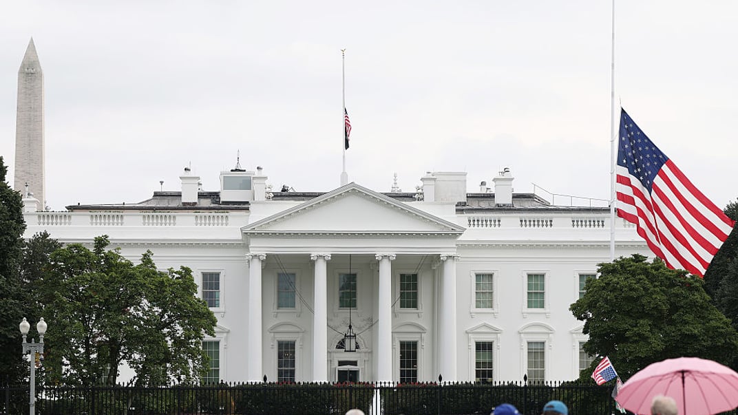 Напівспущений американський прапор навпроти Білого дому з нагоди жалоби за вбивством політичного активіста та блогера Чарлі Кірка