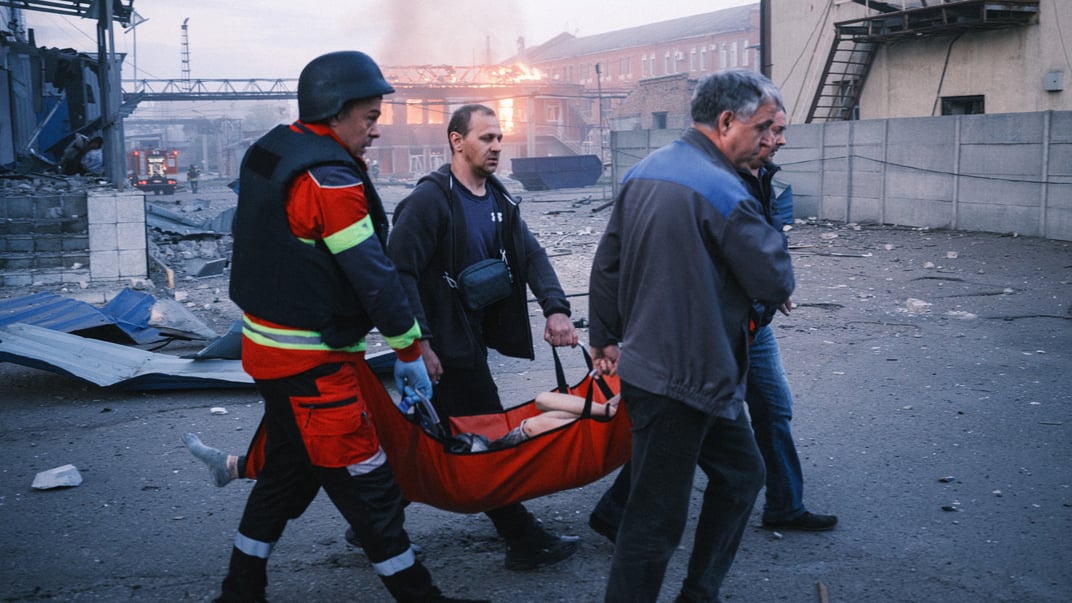 Парамедики оказывают помощь раненым после российского обстрела Харькова, 18 апреля 2025 года