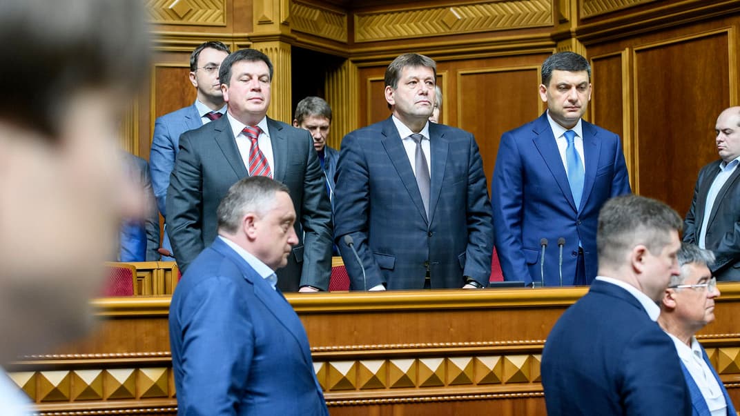 Прем'єр-міністр України Володимир Гройсман (праворуч) із міністрами свого уряду під час «Години запитань до уряду» в Раді, Київ, 17 травня 2019 року