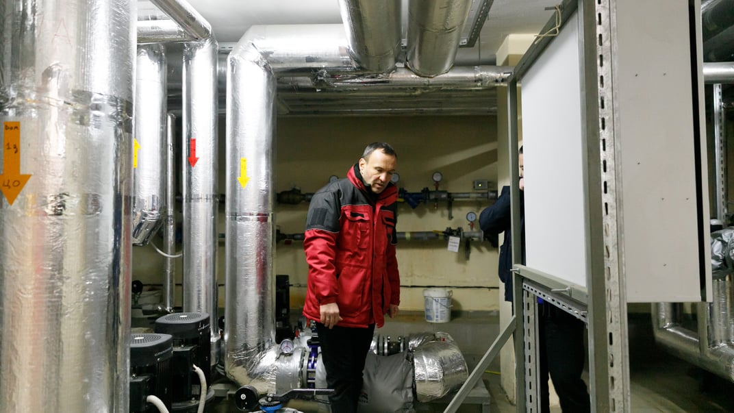 В.о. першого заступника голови Київської міської державної адміністрації Петро Пантелеєв під час інспектування енергоефективного будинку на вулиці Вацлава Гавела