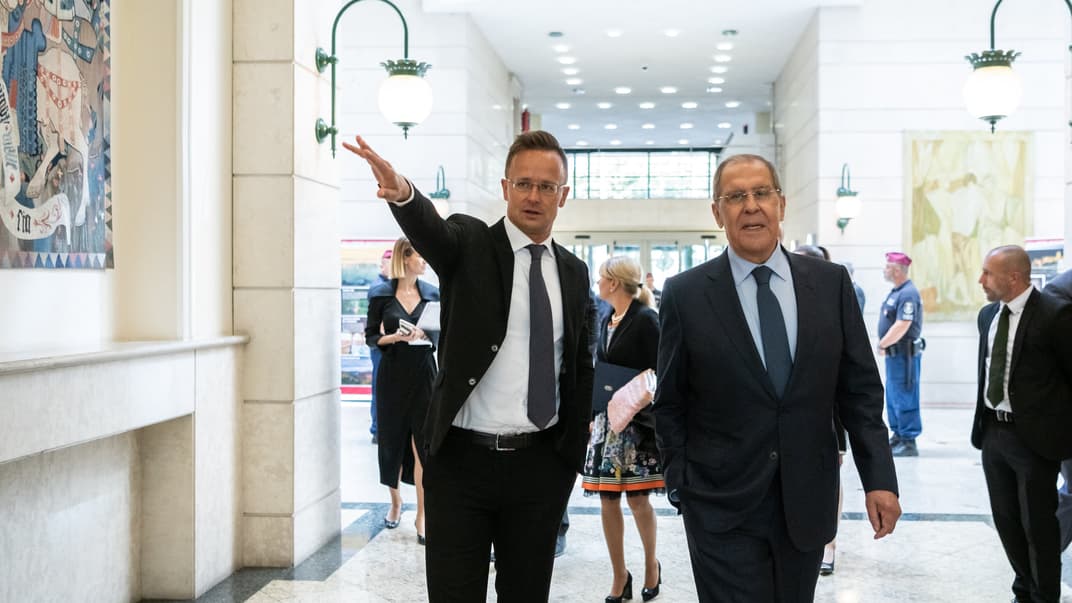 Міністр закордонних справ Угорщини Петер Сіярто зі своїм російським колегою  сергієм лавровим у 2021 році