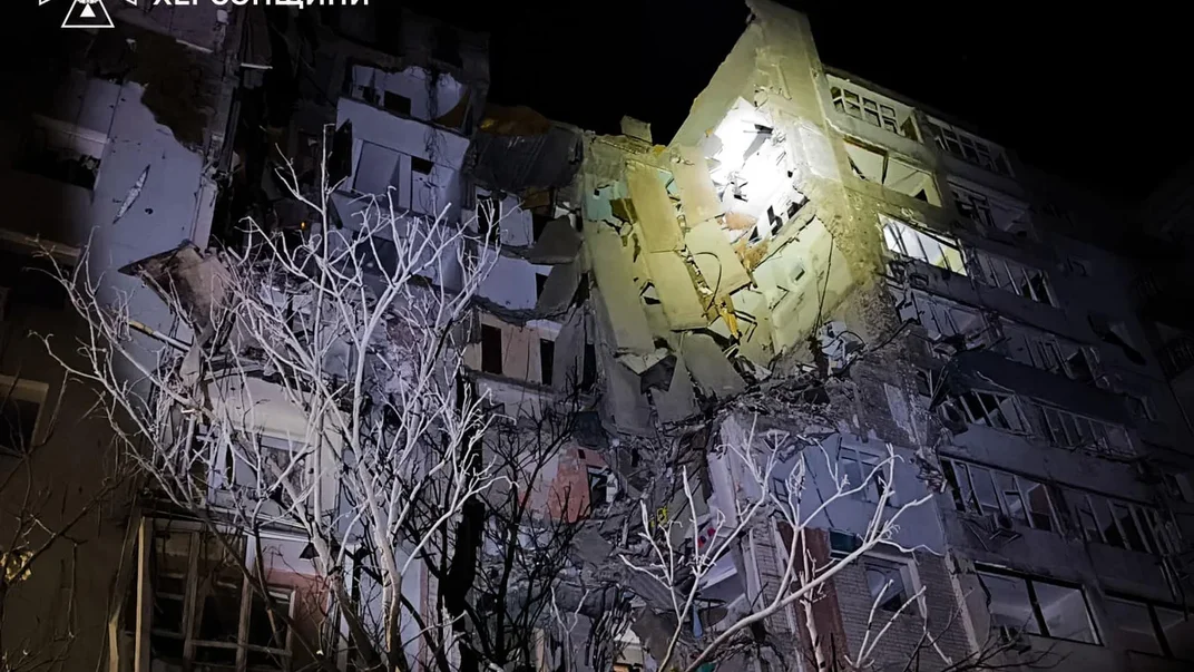 Зруйнована внаслідок авіаудару багатоповерхівка