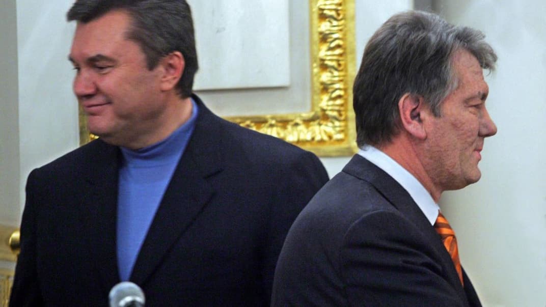 Два кандидати на пост Президента України Віктор Янукович (ліворуч) і Віктор Ющенко після закінчення зустрічі в Києві, 26 листопада 2004 року