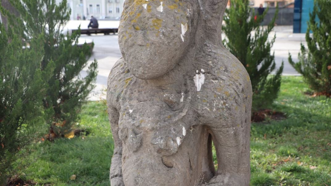 Поврежденная топором каменная баба в Харькове