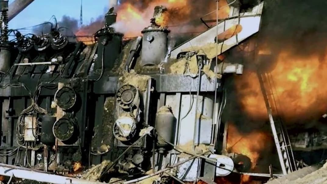 Наслідки російської атаки на одну з українських підстанцій