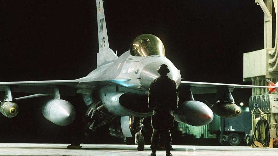 Ілюстративне фото. Сержант ВПС США стоїть перед винищувачем F-16, який озброєний авіабомбами MK-84, під час першої хвилі повітряного нападу на Ірак у межах операції «Буря в пустелі»