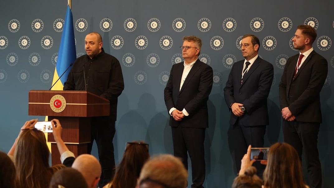 Министр обороны Украины Рустем Умеров (слева) выступает перед СМИ после переговоров с российской делегацией, а рядом стоит заместитель министра иностранных дел Украины Сергей Кислица, 2 июня 2025 года